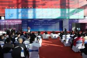 双奖加冕！源窝子酒闪耀2025中轻万花杯，用时光酿就品质勋章。