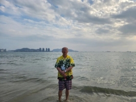 外国人在三亚——阳光、文化与味蕾的交响 